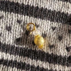 Betwixtmas Shawl 2020 - In Rowan Island Blend - By Lynne Rowe 11 Betwixtmas Shawl 2020 - In Rowan Island Blend - By Lynne Rowe -Black Sheep Wool betwixtmas stitch marker4